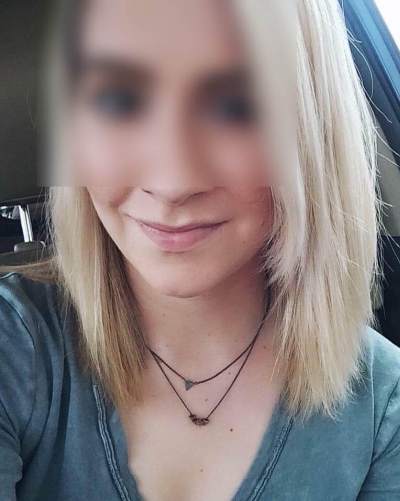 annonces de rencontres - Paris - Sage en apparence, libertine en réalité : Enola cherche rencontres discrètes à Paris